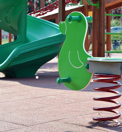 El suelo de caucho en los parques infantiles